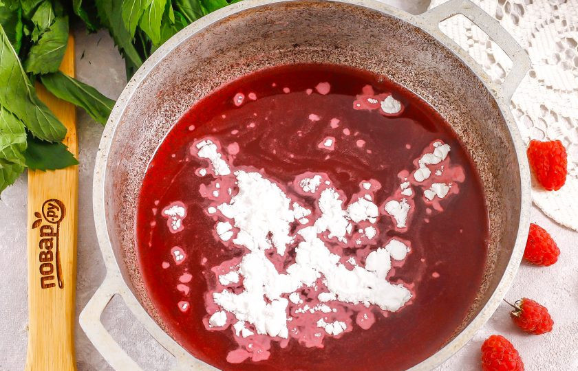 1. Этап. Малиновый топпинг: Перелейте сироп обратно в емкость и всыпьте крахмал, сразу же вмешайте его венчиком, чтобы не образовались комочки.