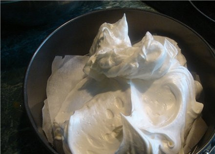 1. Этап. Воздушное бисквитное тесто: Выкладываем тесто в форму, разравниваем. Ставим в разогретую до 170 градусов духовку. Выпекаем 10 минут, затем уменьшаем температуру до 160 градусов и продолжаем печь еще 15 минут. Затем проверяем готовность деревянной зубочисткой.