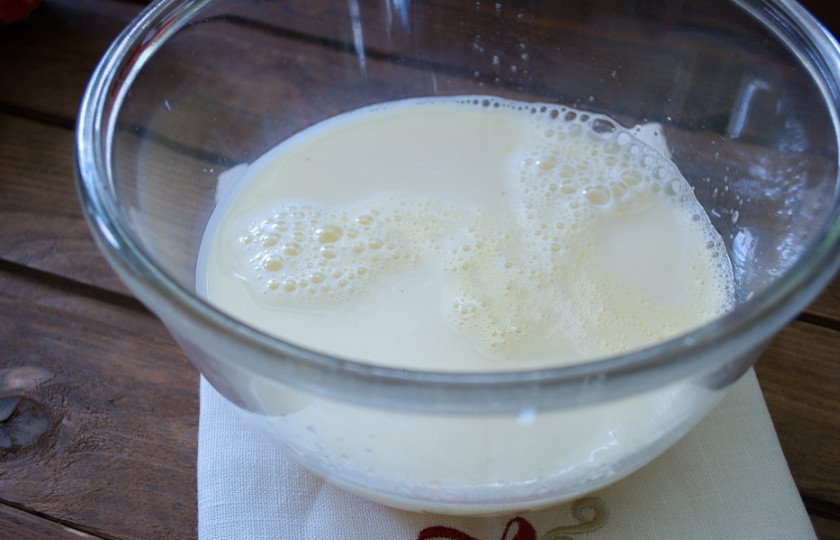 1. Этап. Блины с печенью трески: Смешиваем муку с разрыхлителем. Яйца взбиваем с сахаром и солью. Добавляем молоко и воду. Вводим в тесто муку с разрыхлителем.