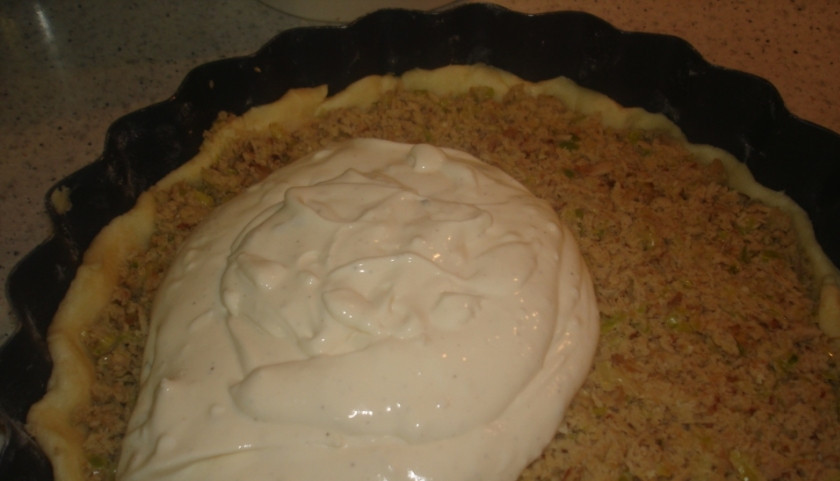 1. Этап. Пирог с мясом без дрожжей: На тесто выкладываем обжаренный с луком куриный фарш. Сверху заливаем сырно-сметанной массой.