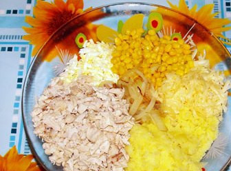 1. Этап. Новогодний салат Шишка: Все подготовленные продукты сложите в миску и смешайте с майонезом.