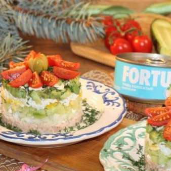 Слоеный салат с авокадо, тунцом, черри