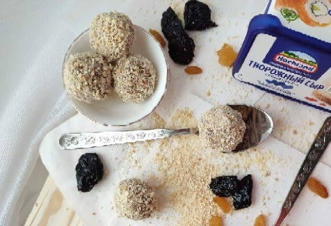 1. Этап. Творожный десерт с сухофруктами: Я очень люблю сочетание творожного вкуса с черносливом, а дополнительные фруктовые нотки от других сухофруктов только обогащают вкус этого десерта.