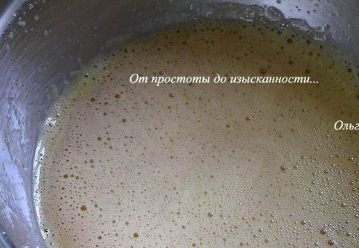 1. Этап. Десерт-мусс «Два шоколада»: Приготовьте заварной крем. Яйца смешайте с сахаром, крахмалом и ванилином.