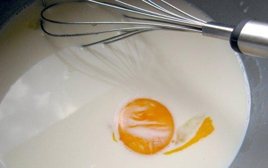 1. Этап. Пицца с копчёной колбаской: Подогрейте молоко, залейте им дрожжи в миске. Как только они растворятся, добавьте сахар, соль и яйцо. Взбейте.