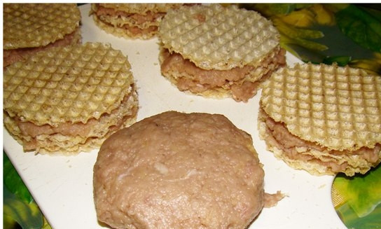 1. Этап. Вафельные котлеты: 7. Теперь оставшимся фаршем обмазать края заготовок.