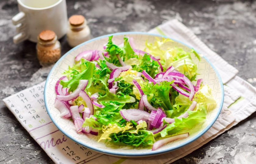 1. Этап. Салат с тунцом и черри: Красный лук очистите и сполосните, нарежьте полукольцами и выложите поверх салата.