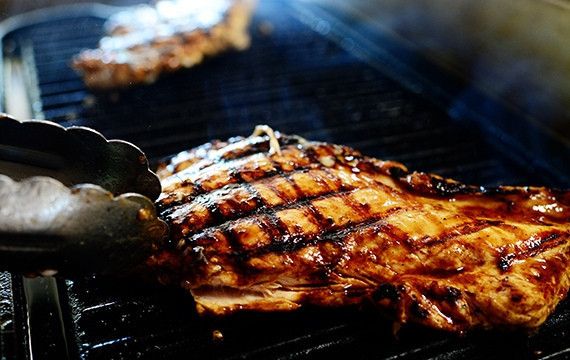 1. Этап. Курица с клубникой в лаваше: 2. Обжарьте грудку до золотистой корочки.