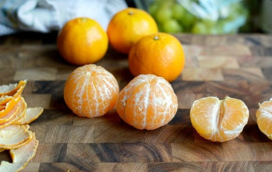 1. Этап. Фруктовый салат Радуга: 4. Мандарины разделите на дольки, удалив лишние перепонки.