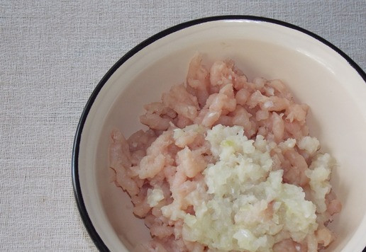 1. Этап. Котлеты с творожным сыром в духовке: Куриное филе и репчатый лук пропустить через мясорубку.