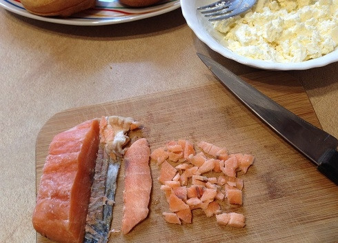 1. Этап. Поповеры с лососем и творогом: 8. Нарезаем рыбку мелкими кубиками.