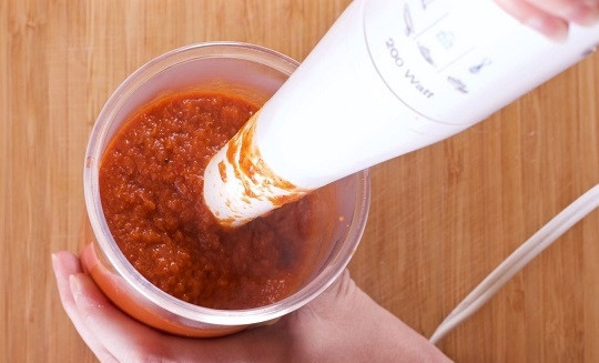 1. Этап. Курица на гриле с овощами и соусом барбекю: 4. После переложите соус Барбекю в чашу и измельчите при помощи блендера. Все, соус готов.