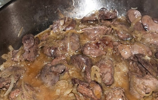 1. Этап. Печень индейки с яблоками: Добавьте измельченный лук к индюшиной печени, тушите ее таким образом минут 15.