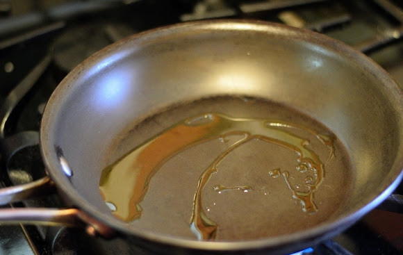 1. Этап. Тост с авокадо и яйцом: 1. На сковороду налейте немного масла и поставьте разогреваться.