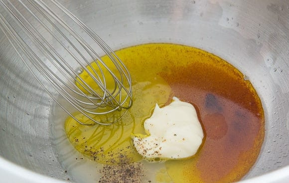 1. Этап. Мексиканский салат из кукурузы и фасоли: 1. Заранее отварите кукурузу до готовности. Потом сделайте заправку: перемешайте масло, майонез, соль, перец, сок и чили порошок.