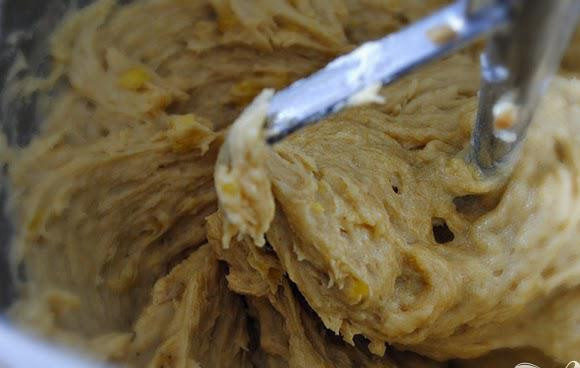 1. Этап. Банановый хлеб с корицей и орехами: 4. Добавить смесь банана к масляной смеси и перемешать до однородной консистенции. Добавить сухие ингредиенты и перемешать.