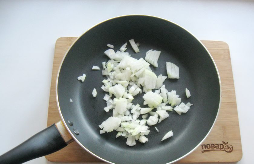 1. Этап. Борщ из индейки: Репчатый лук очистите, помойте и мелко нарежьте. Выложите в сковороду.