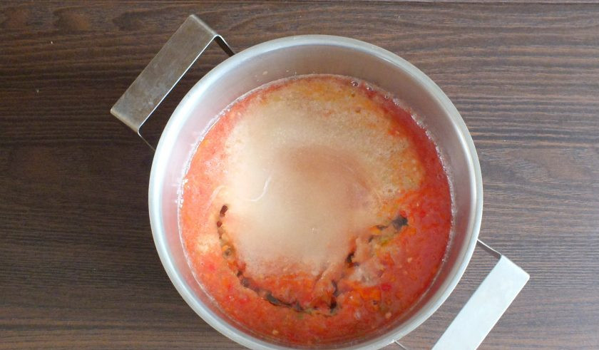 1. Этап. Салат Зимняя сказка на зиму: Полученную массу перелейте в кастрюлю. Добавьте соль, сахар, растительное масло. Поставьте на умеренный огонь, варите 10 минут с момента закипания.