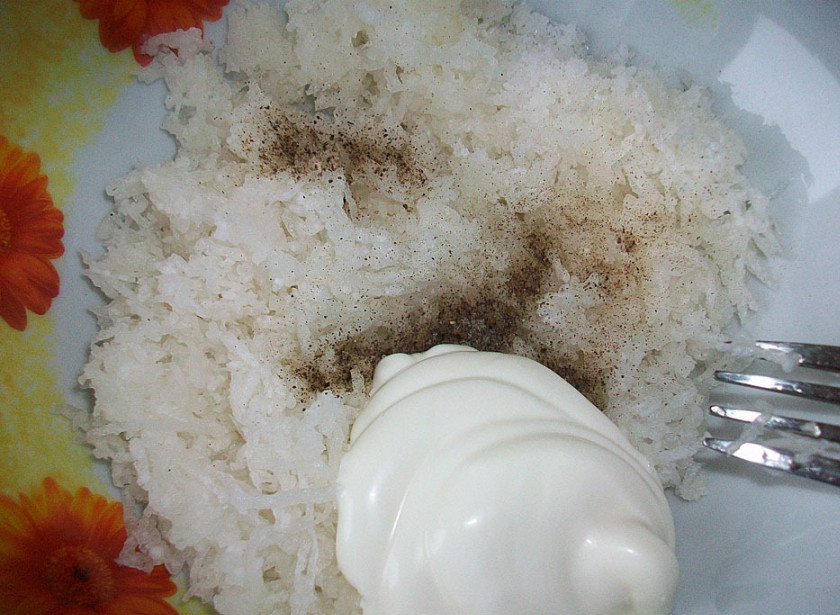 1. Этап. Салат из редьки со сметаной: 3. Добавьте по вкусу сметану, соль и перец.