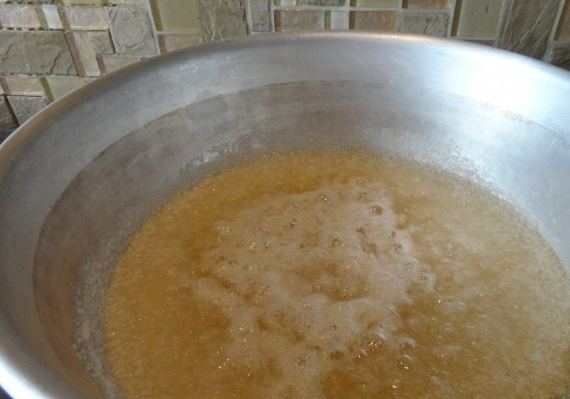 1. Этап. Заготовки из физалиса: 5. Теперь варим сахарный сироп (пропорции классические). Если вы хотите густое варенье, берите пропорции сахара и ягод 1к1.