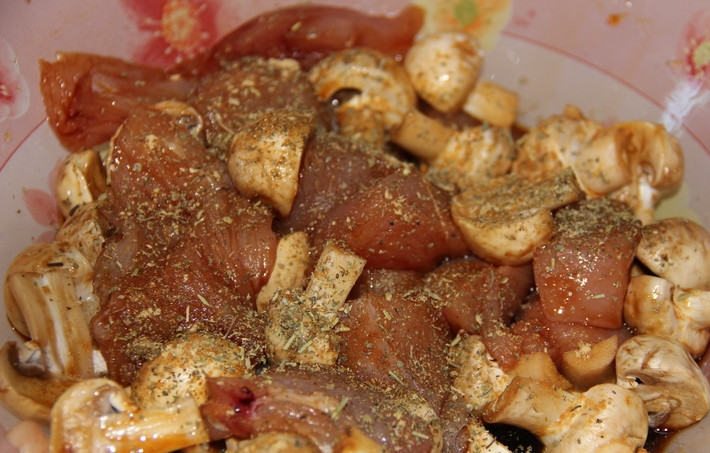 1. Этап. Грудка индейки с грибами в духовке: Солить не нужно, соус и так соленый. Посыпьте майораном, имбирем, базиликом (или просто смесью прованских трав). Все хорошенько перемешайте и дайте настоятся хотя бы час (а можно и все два).