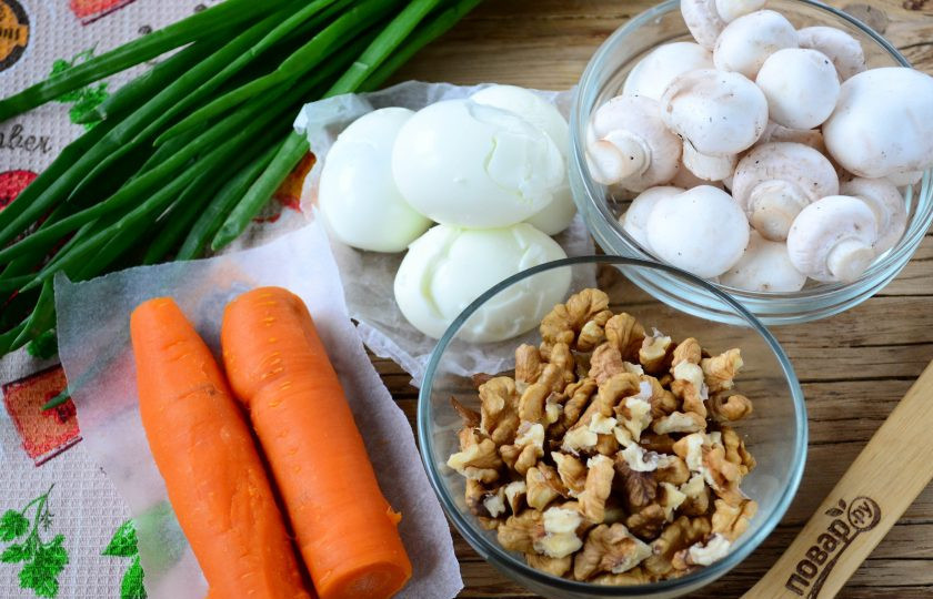 1. Этап. Салат Желтая собака: Подготовьте все необходимые ингредиенты. Морковь отварите до мягкости, яйца отварите вкрутую.