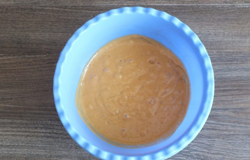 1. Этап. Мороженое из банана и сгущенки: Погружным блендером пробейте до однородного состояния.