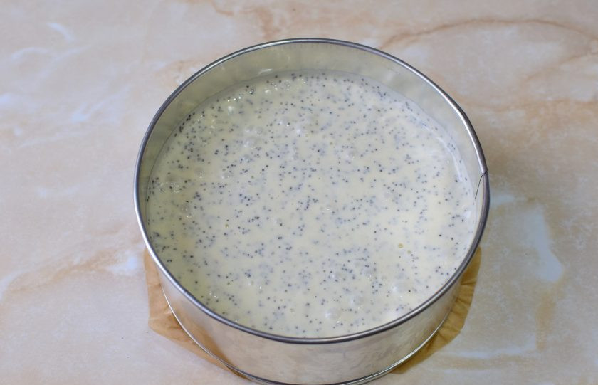 1. Этап. Клубнично-маковый торт: Готовое тесто перелейте в форму для выпечки 18-20 см. Выпекайте бисквит в духовке при 180 градусах, примерно 40-50 минут. Ориентируйтесь по своей духовке.