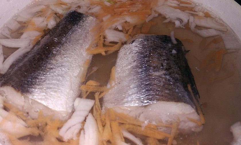 1. Этап. Суп из хека с рисом и яйцом: 3. Когда рыба закипит, добавьте нарезанные лук и морковь и варите до готовности рыбы.