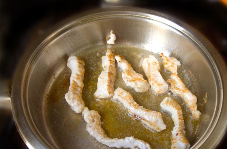 1. Этап. Бефстроганов из индейки со сметаной: Филе индейки нарезаем тонкими и длинными брусочками. Обжариваем 3-4 минуты на растительном масле.