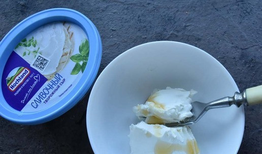 1. Этап. Тосты с грушей и сыром: Творожный сыр Hochland переложить в миску и добавить мед. Тщательно перемешать.