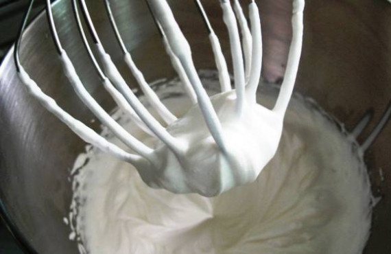 1. Этап. Мусс из курицы: 4. Сливки (или белки 2-3 яиц) взбить до плотных пиков. Сначала взбивать на медленной скорости, постепенно увеличивая. Желатин отправить на огонь и немного прогреть (не доводя до кипения) до полного растворения.