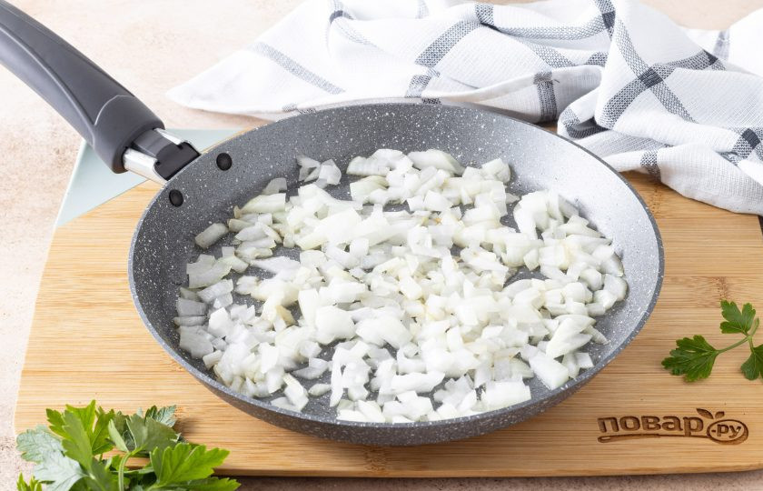 1. Этап. Паштет из нута с грецким орехом: Репчатый лук нарежьте кубиками и обжарьте на среднем огне до золотистого цвета.