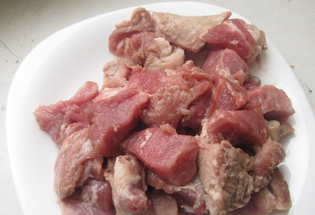 1. Этап. Гратен со свининой: Нарезаем свинину кусочками.