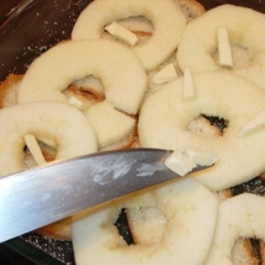 1. Этап. Яблоки, запеченные с черствым хлебом: На ломтики хлеба выкладываем ломтики яблок, посыпаем все это дело сверху сахаром, на яблоки выкладываем по небольшому кусочку сливочного масла.