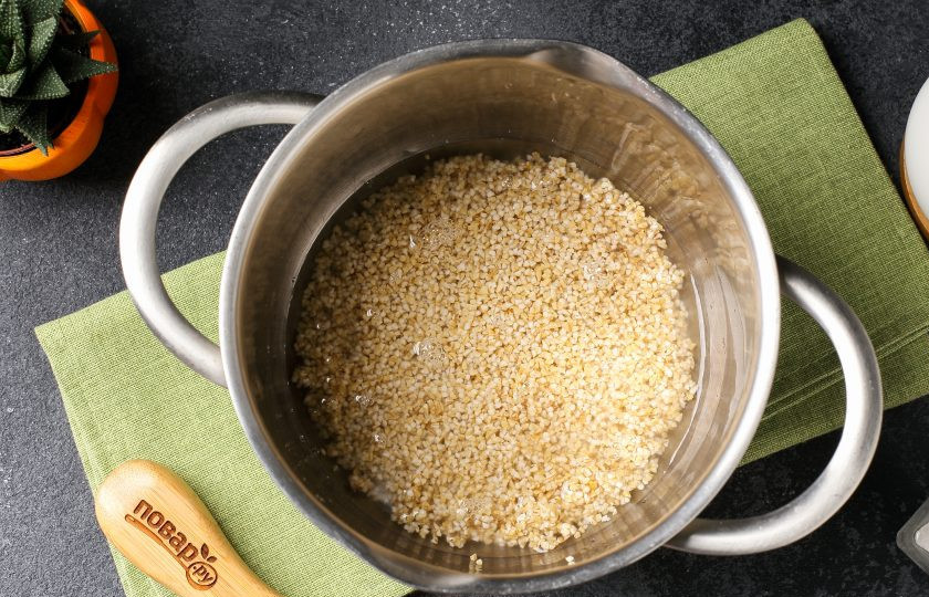 1. Этап. Каша ячневая с тыквой: Добавьте воду и соль по вкусу. Поставьте на сильный огонь, а когда вода закипит, убавьте и варите кашу 10 минут.