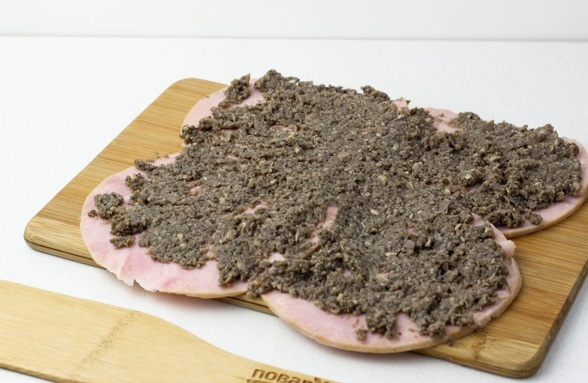 1. Этап. Говядина Веллингтон Гордона Рамзи: Грибы равномерно распределяем на ветчину.