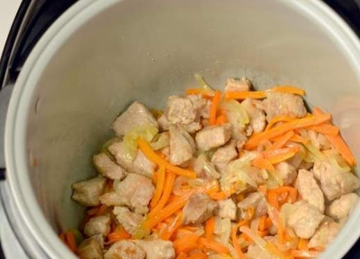 1. Этап. Плов из свинины в мультиварке: Добавляем мясо и , постоянно помешивая, жарим при открытой крышке до тех пор, пока мясо не начнет зарумяниваться.