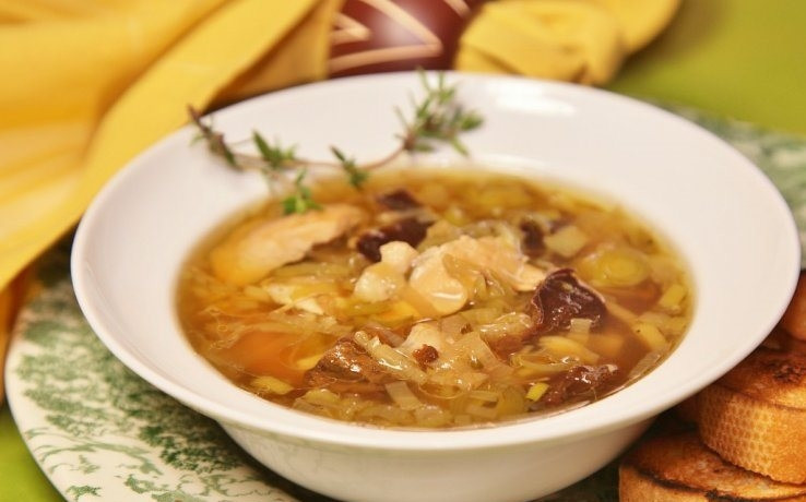 1. Этап. Луковый суп с курицей: Готовый суп подаем к столу с кусочками обжаренного белого хлеба. Желаю приятного аппетита!