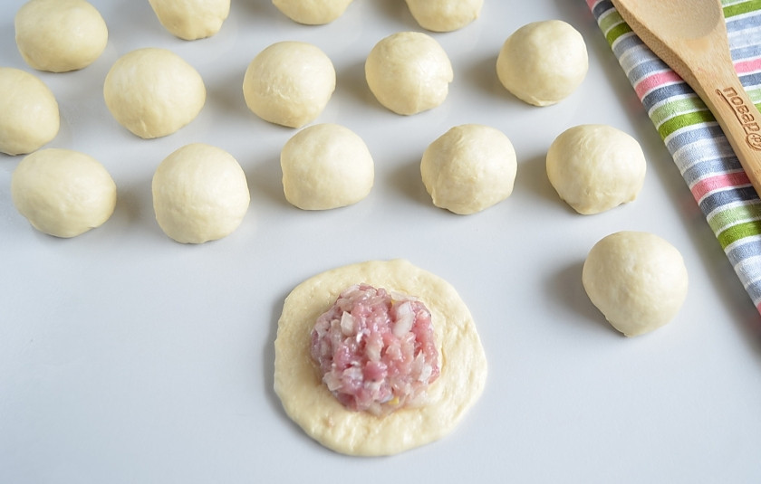 1. Этап. Беляши классические: Положите столовую ложку фарша.