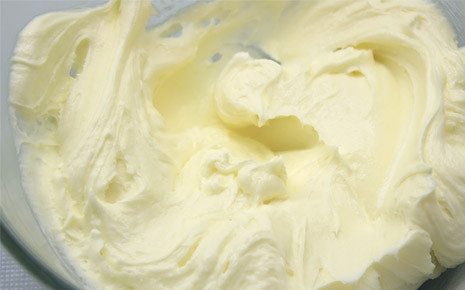 1. Этап. Чизкейк из печенья: Сливочный сыр смешаем с сахаром до полного растворения последнего при помощи венчика.