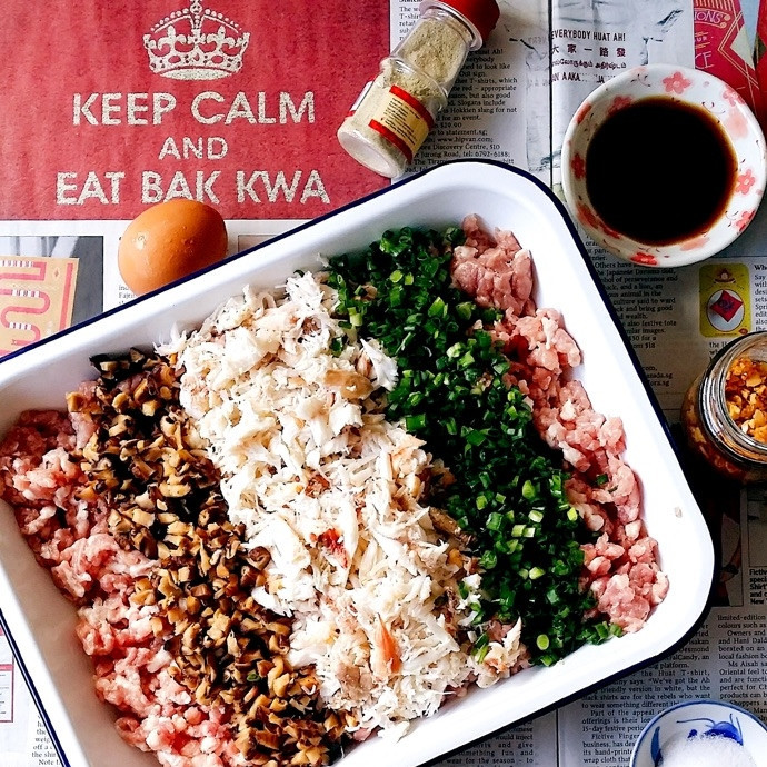 1. Этап. Крабовые тефтели: Измельчите крабовое мясо. Соедините его с фаршем, нарезанными грибами и луком, пропущенным через пресс чесноком, соевым соусом. Также добавьте соль, перец и яйцо.