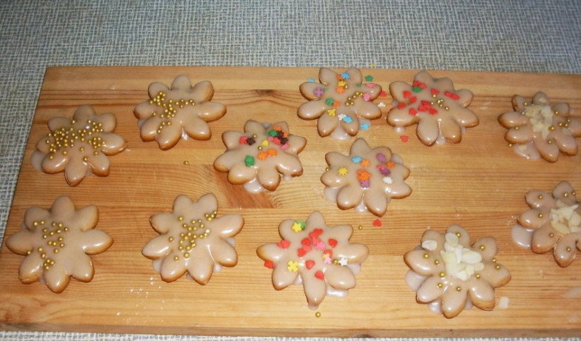 1. Этап. Рождественское печенье с имбирем: В сахарную пудру добавьте пять-шесть столовых ложек воды. Получившейся глазурью и любым другим декором украсьте ваши печеньки. Подождите, пока глазурь 