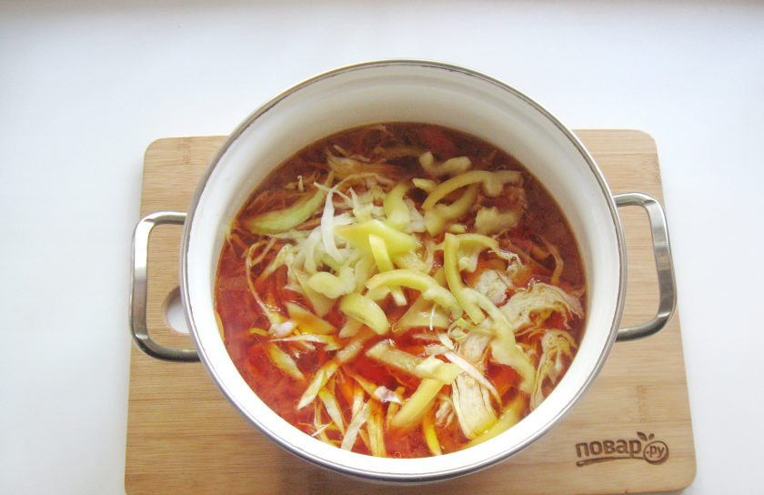 1. Этап. Борщ из индейки: Болгарский перец очистите, помойте и нарежьте. Добавьте в кастрюлю.