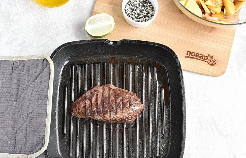 1. Этап. Теплый тайский салат с говядиной: Разогрейте сковороду-гриль, смажьте ложечкой масла и поджарьте говядину с двух сторон до вашей любимой степени прожарки.