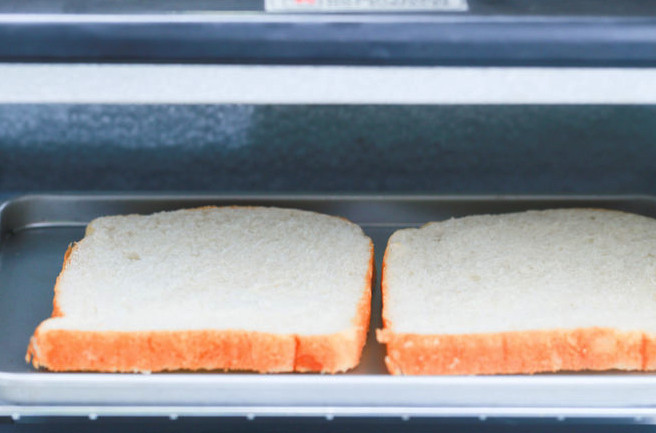 1. Этап. Клаб сэндвич: Прежде всего подготовьте белый хлеб. Его нужно подсушить до образования хрустящей корочки. Это можно делать в тостере, духовке или на обычной сковороде без добавления масла.