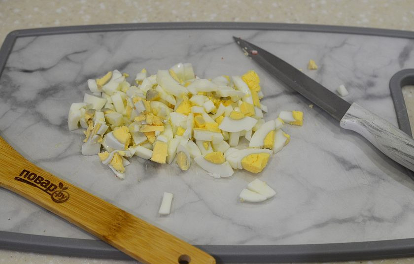 1. Этап. Крабовый салат с морской капустой: 3. Яйца почистите и нарежьте кубиком.