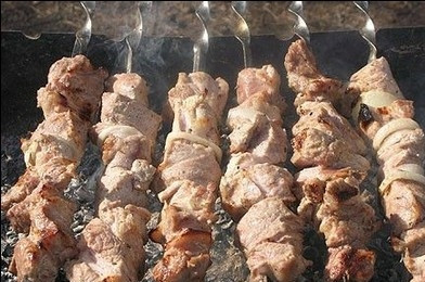 1. Этап. Шашлык на кефире: Жарьте, постоянно переворачивая до готовности.