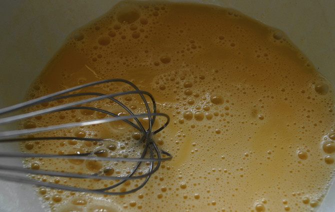 1. Этап. Тонкие блинчики с творогом: Готовим тесто. Взбиваем в миске яйца, добавляем сахара.