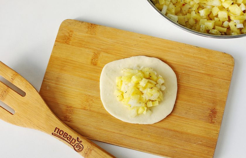 1. Этап. Постные манты с картошкой: По центру выложите по столовой ложке картофельной начинки.